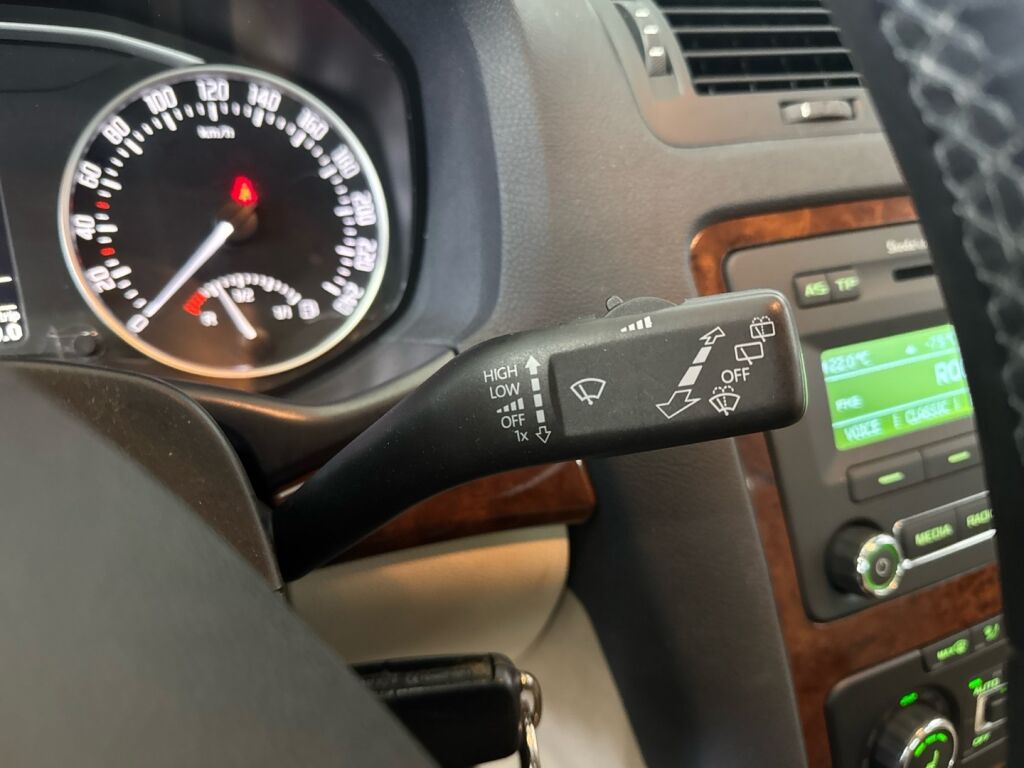 Skoda Octavia 2012 Valkoinen