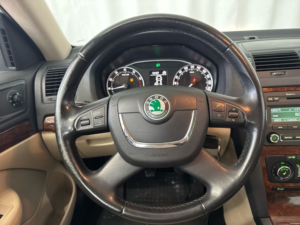 Skoda Octavia 2012 Valkoinen