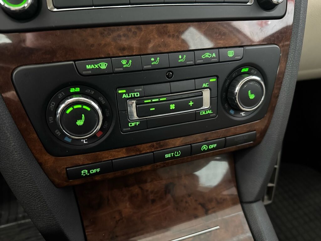 Skoda Octavia 2012 Valkoinen