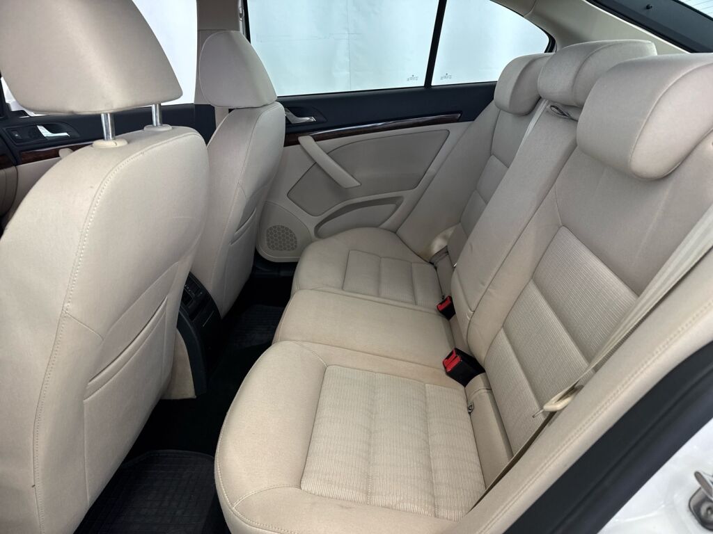 Skoda Octavia 2012 Valkoinen