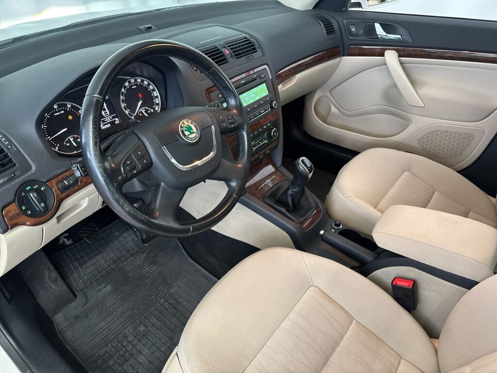 Skoda Octavia 2012 Valkoinen