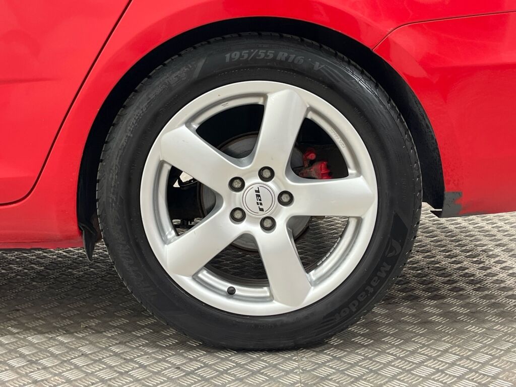 Skoda Fabia 2012 Punainen