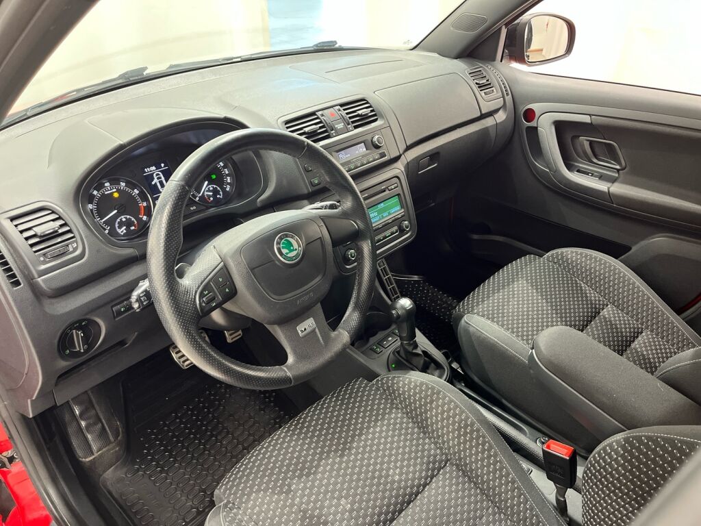 Skoda Fabia 2012 Punainen