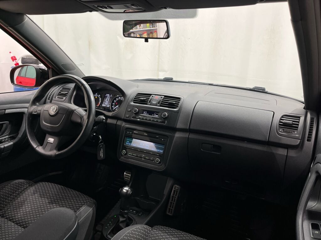 Skoda Fabia 2012 Punainen