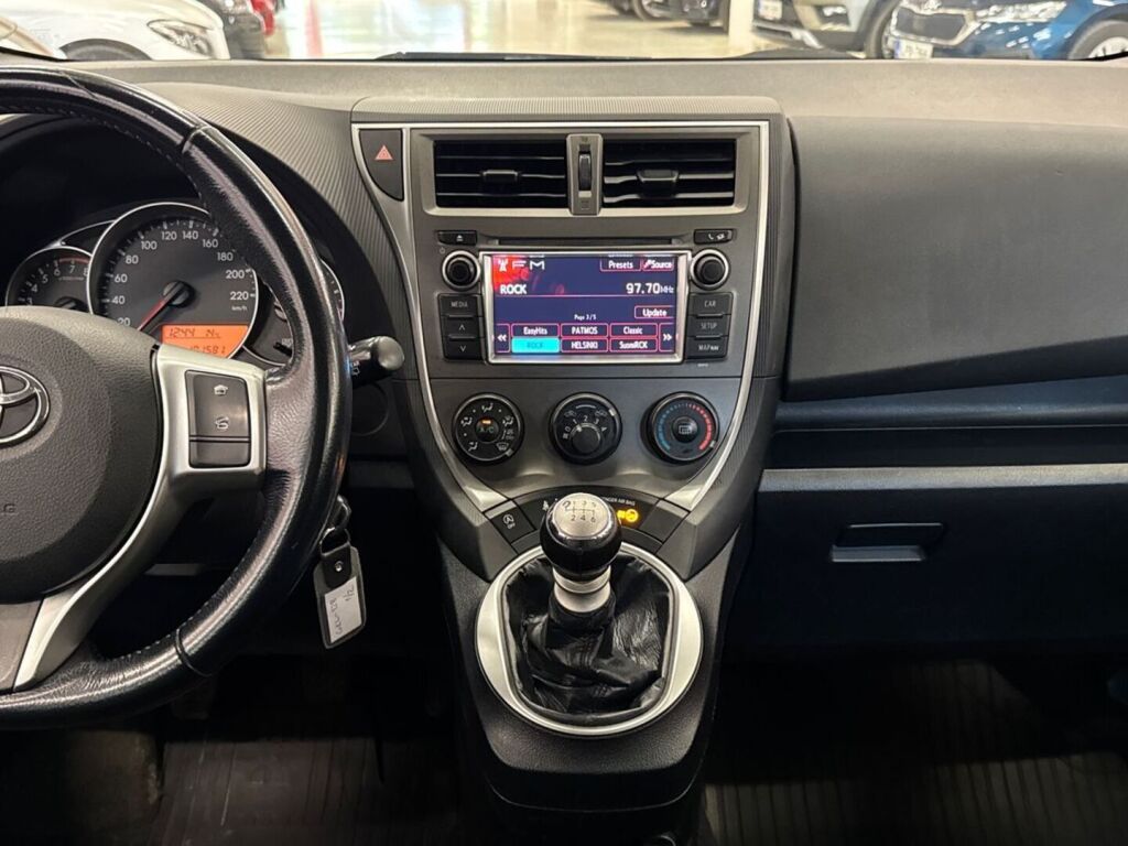 Toyota Verso-S 2012 Musta