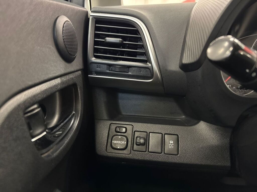 Toyota Verso-S 2012 Musta