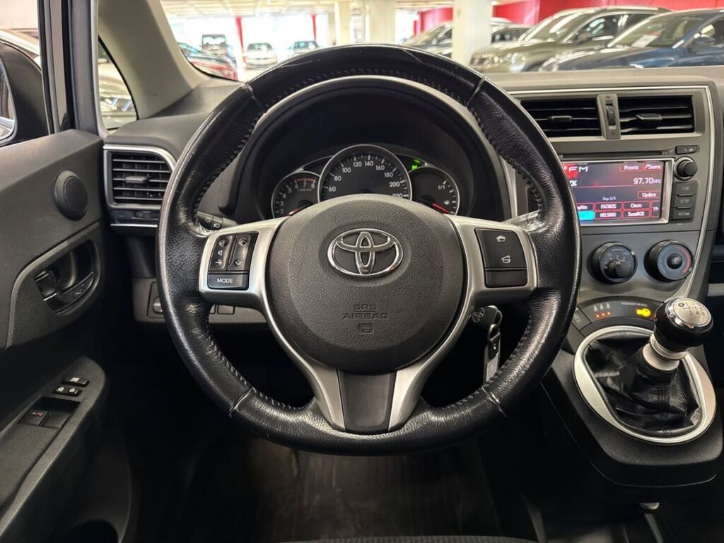 Toyota Verso-S 2012 Musta