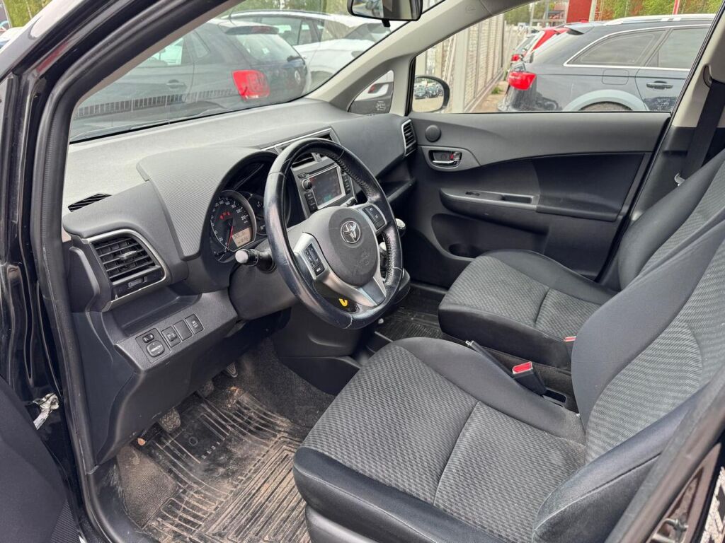 Toyota Verso-S 2012 Musta
