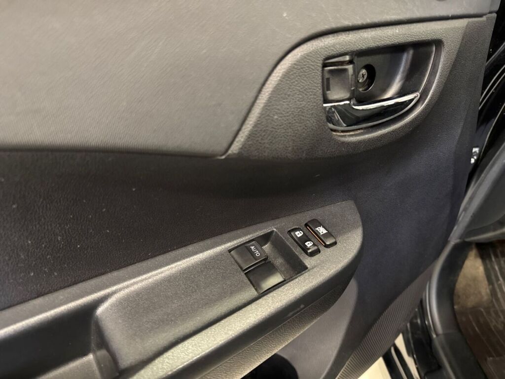 Toyota Verso-S 2012 Musta