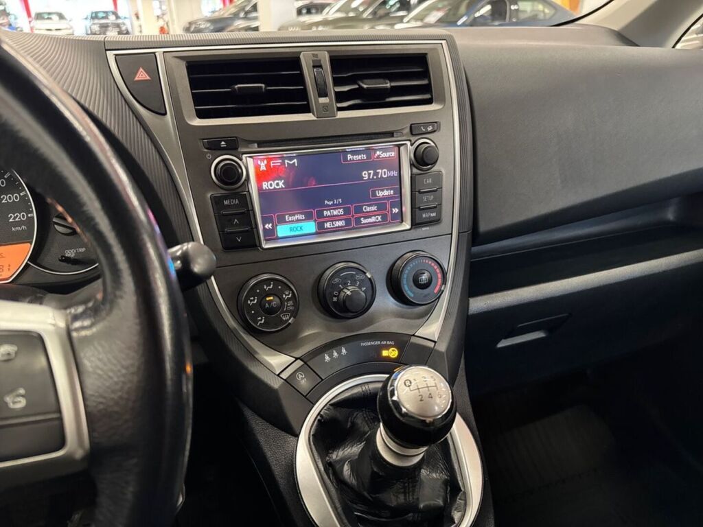 Toyota Verso-S 2012 Musta
