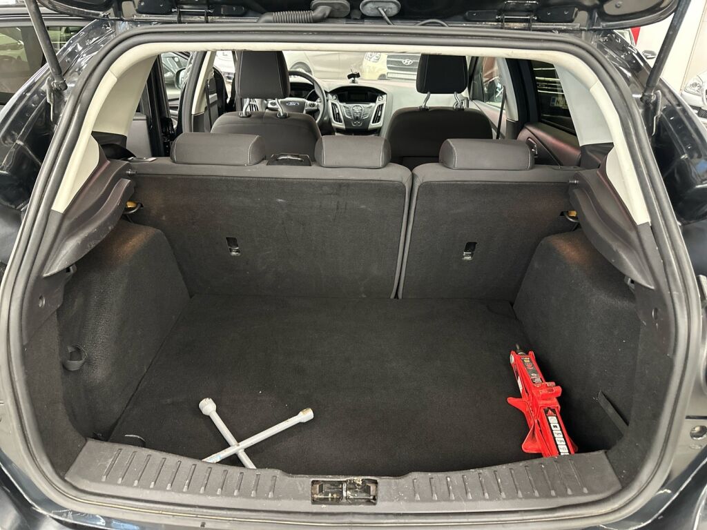 Ford Focus 2012 Musta