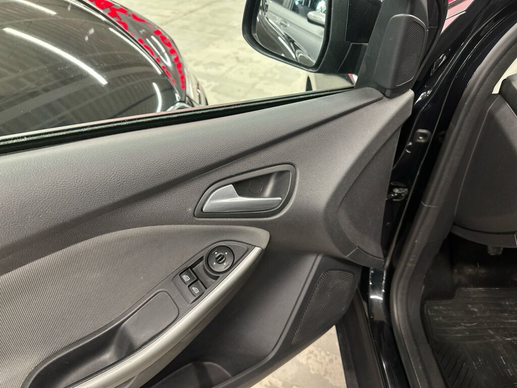 Ford Focus 2012 Musta