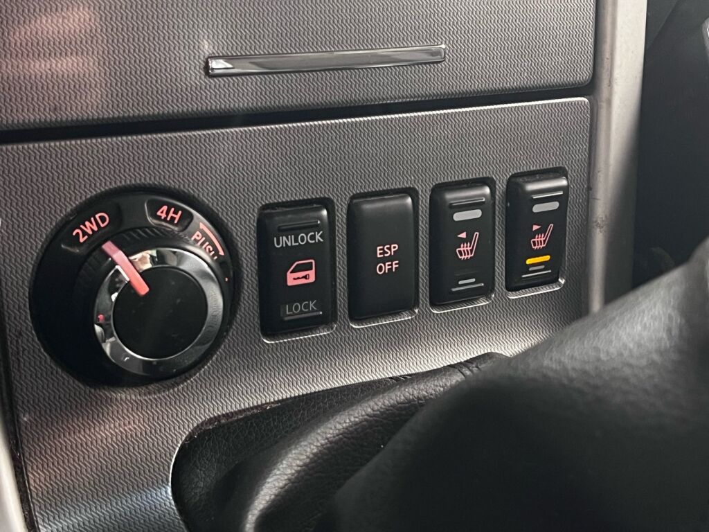 Nissan Navara 2012 Sininen