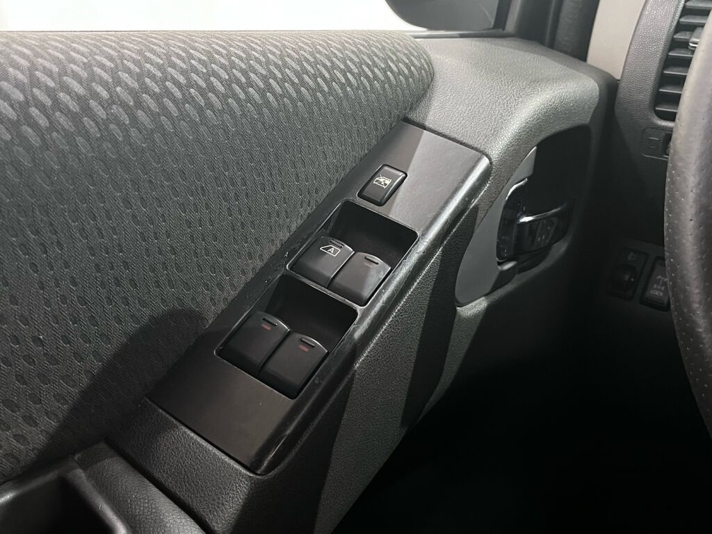 Nissan Navara 2012 Sininen