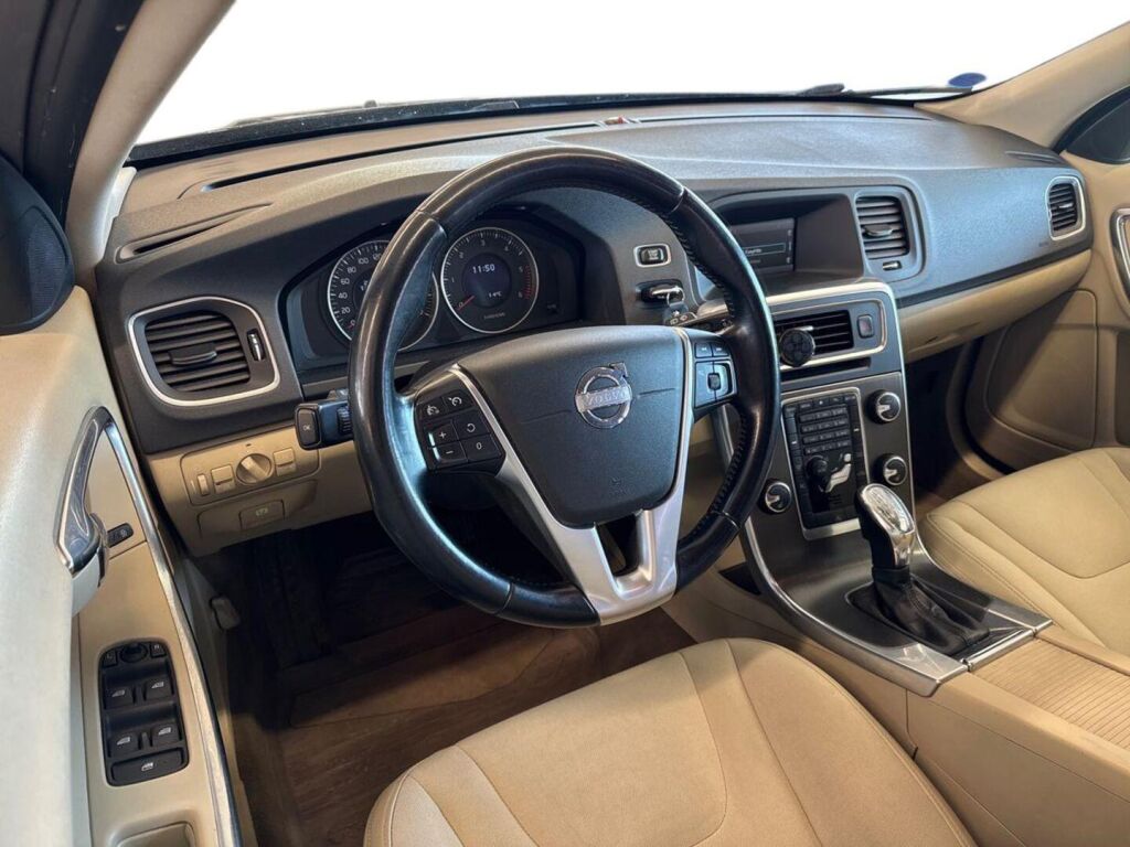 Volvo V60 2012 Musta