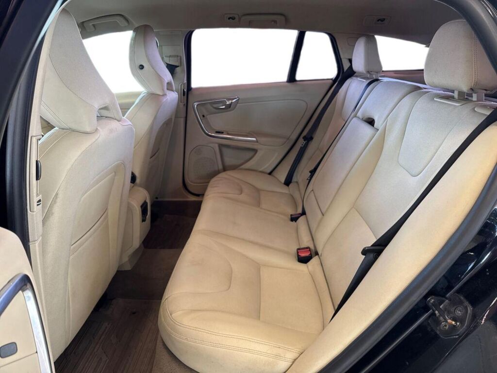 Volvo V60 2012 Musta