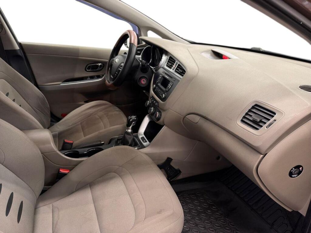 Kia Ceed 2012 Ruskea (beige)