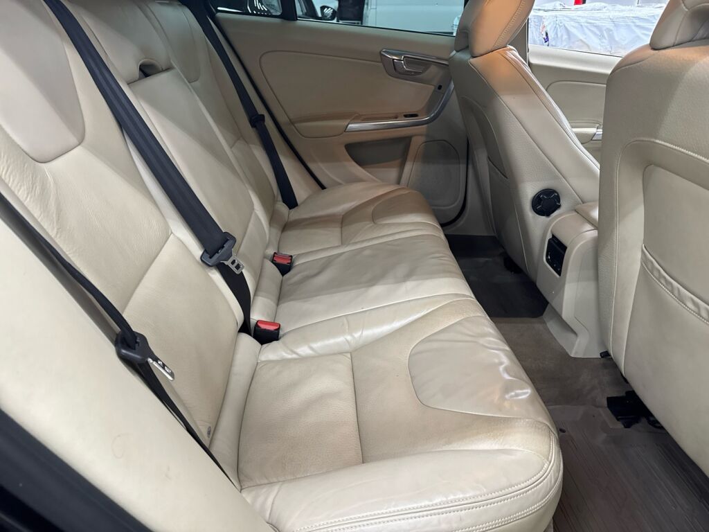 Volvo V60 2013 Musta