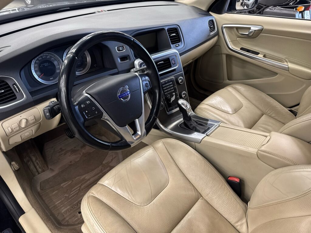 Volvo V60 2013 Musta