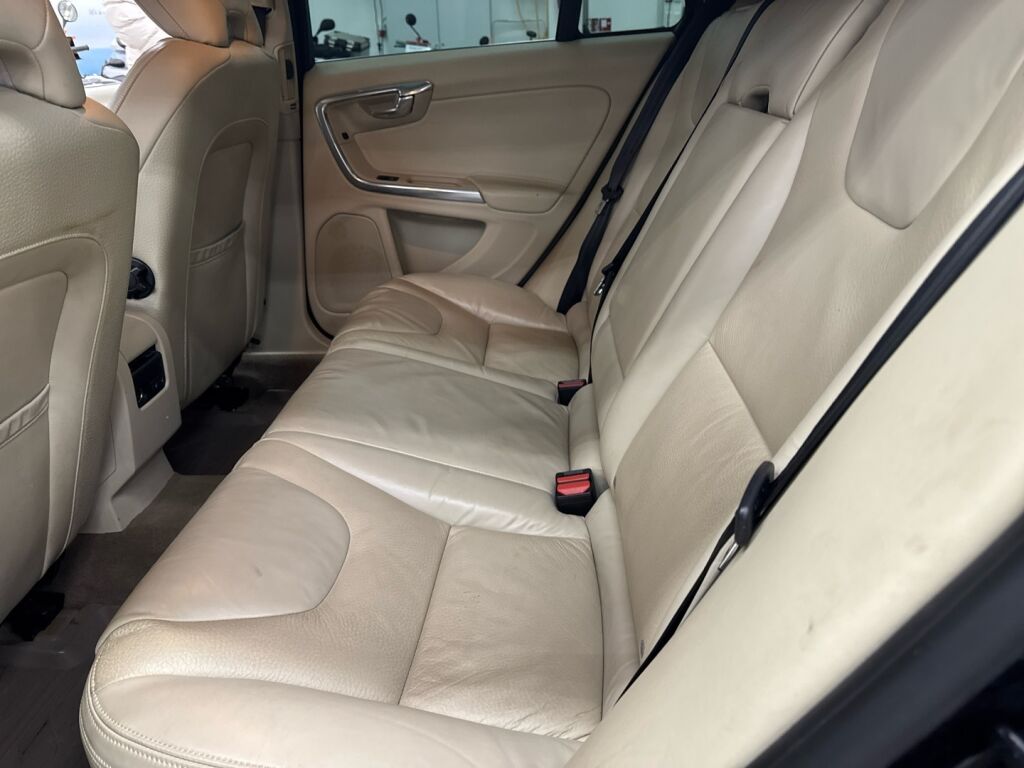 Volvo V60 2013 Musta