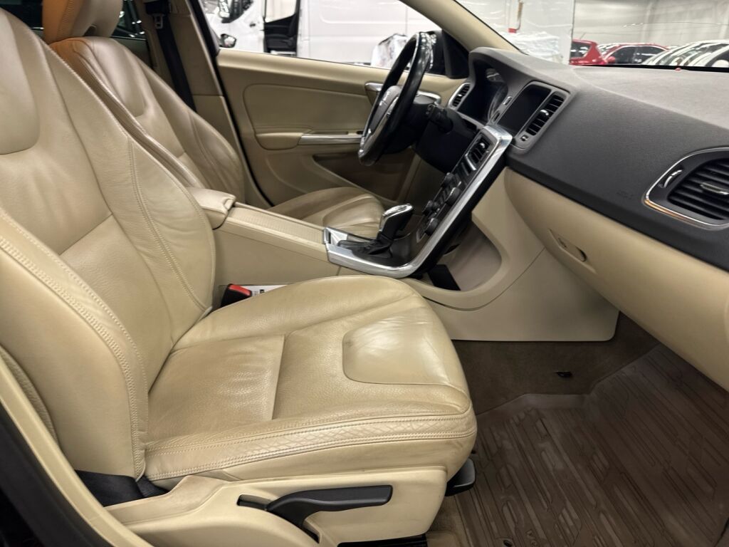 Volvo V60 2013 Musta