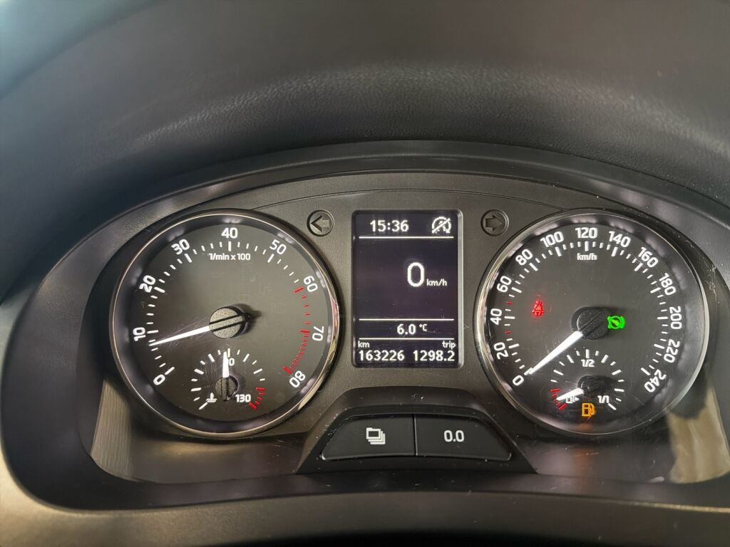 Skoda Rapid 2013 Punainen