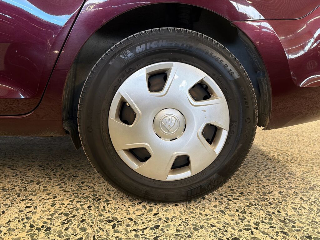 Skoda Rapid 2013 Punainen