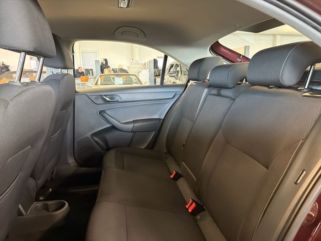 Skoda Rapid 2013 Punainen