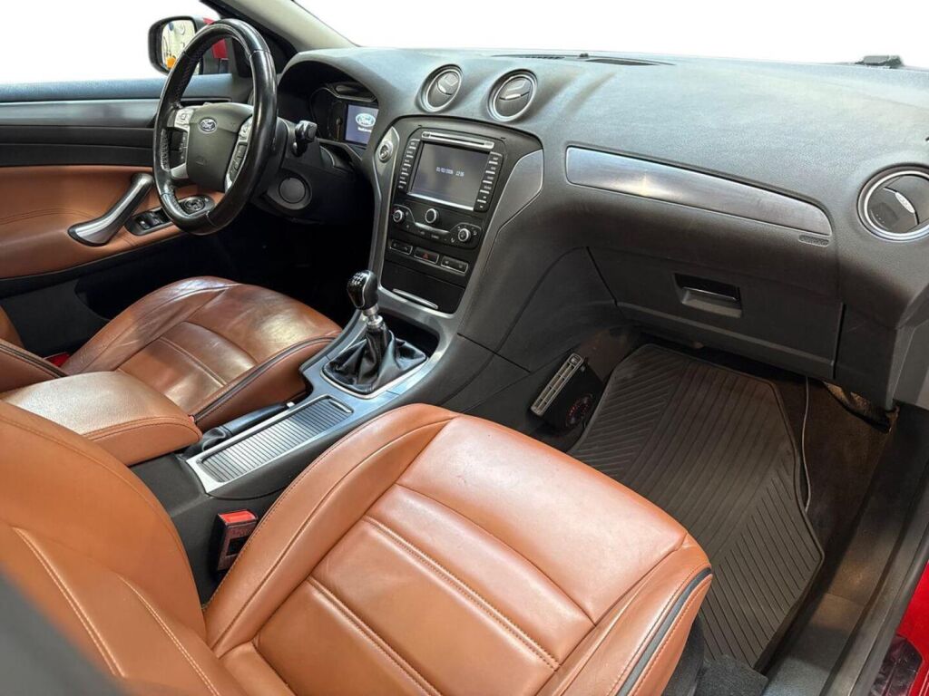 Ford Mondeo 2013 Punainen