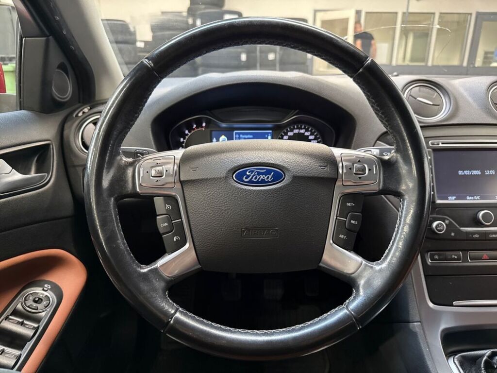 Ford Mondeo 2013 Punainen