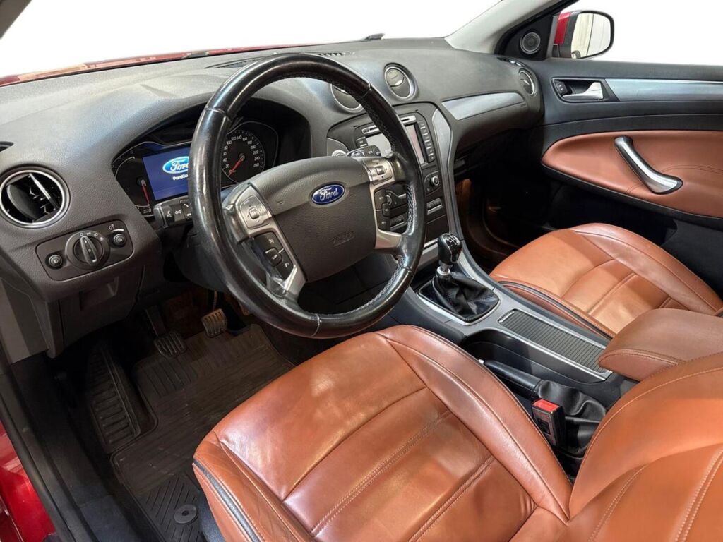 Ford Mondeo 2013 Punainen