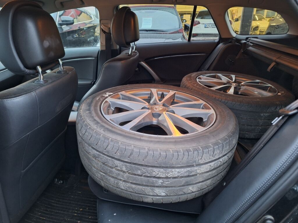 Toyota Avensis 2014 Harmaa