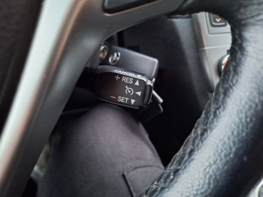 Toyota Avensis 2014 Harmaa