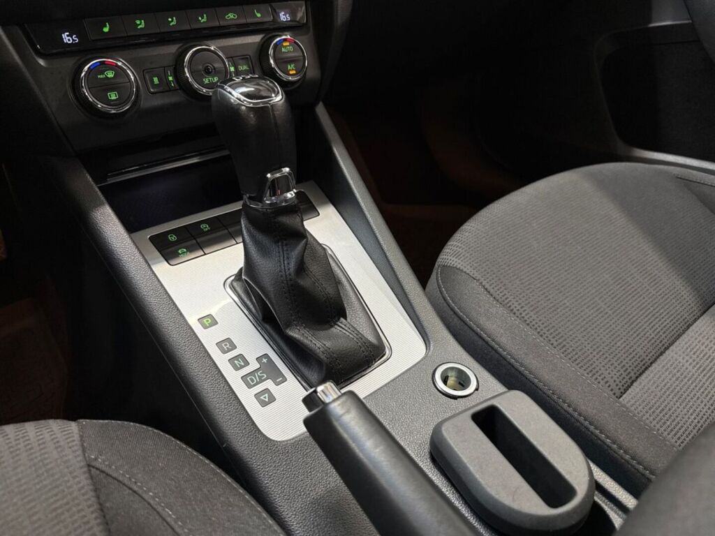 Skoda Octavia 2013 Valkoinen