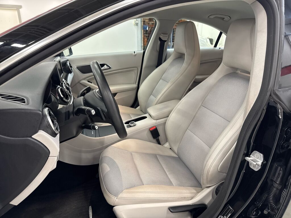 Mercedes-Benz CLA 2014 Musta