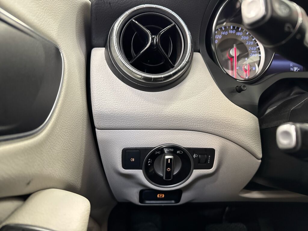 Mercedes-Benz CLA 2014 Musta