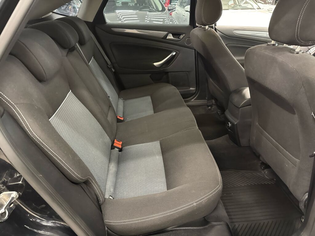Ford Mondeo 2014 Musta