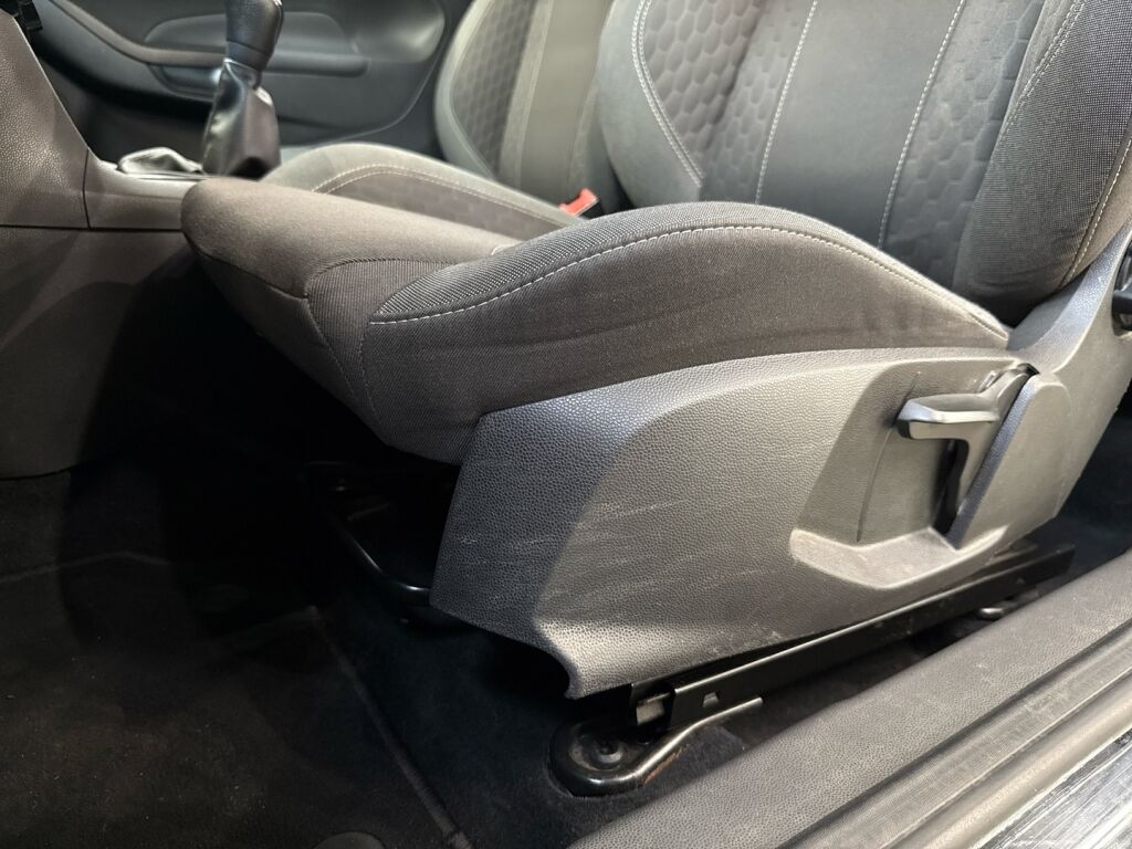 Ford Fiesta Van 2014 Musta