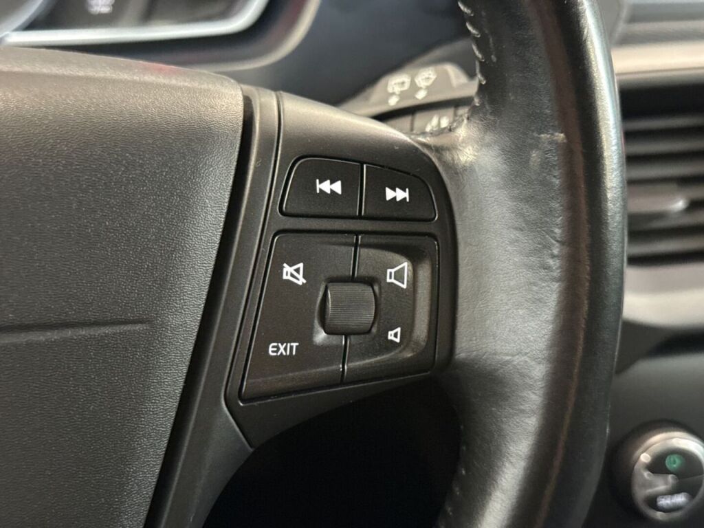 Volvo V40 2014 Musta