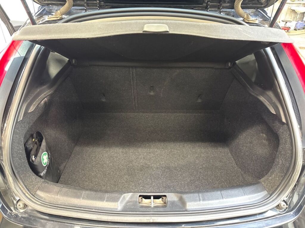 Volvo V40 2014 Musta