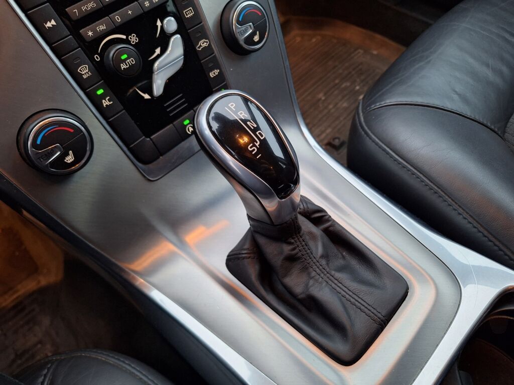 Volvo V70 2014 Ruskea (beige)