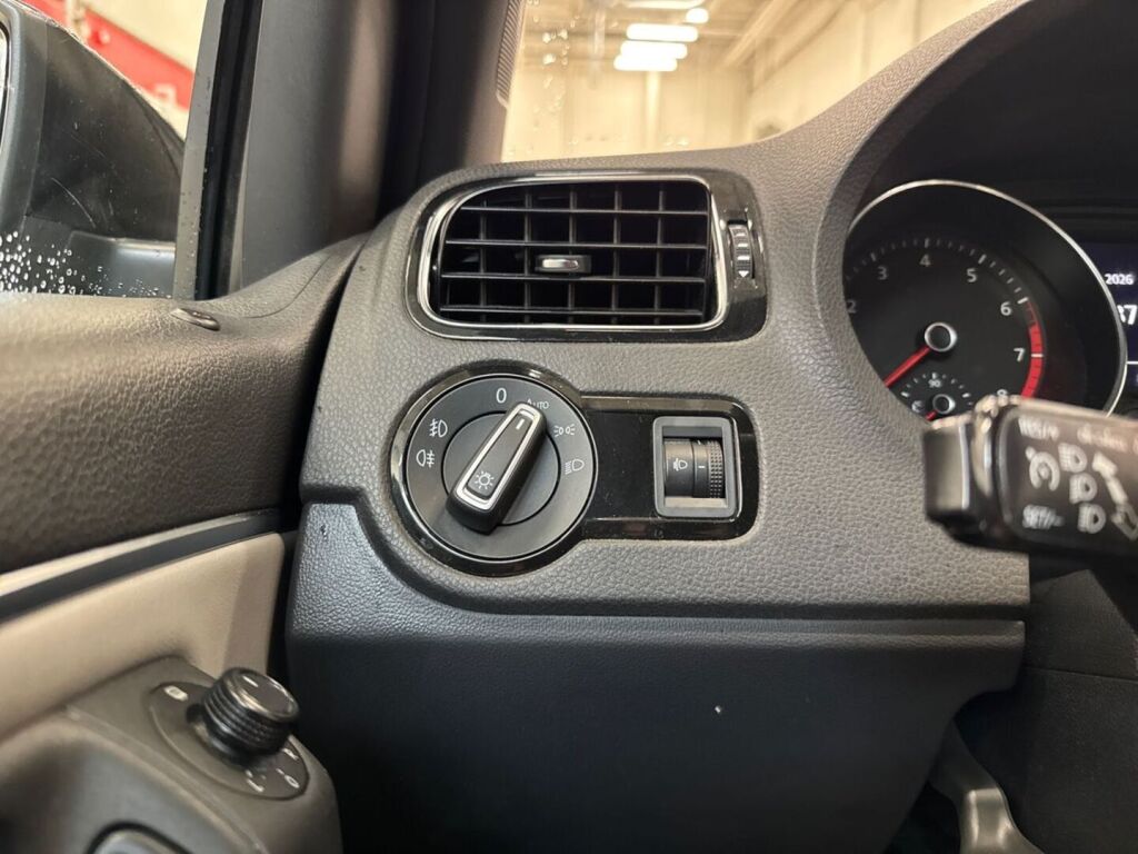 Volkswagen Polo 2015 Sininen
