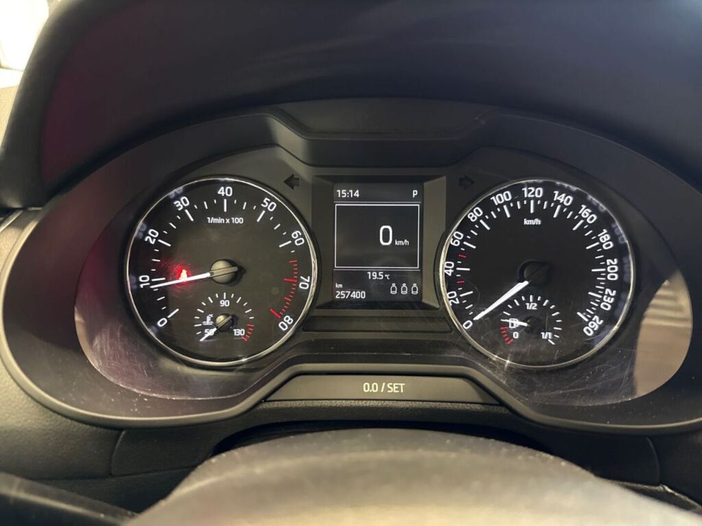 Skoda Octavia 2015 Punainen
