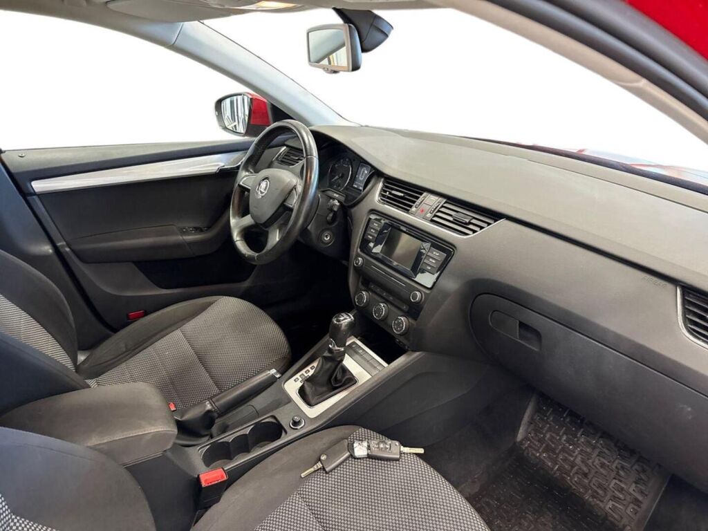 Skoda Octavia 2015 Punainen