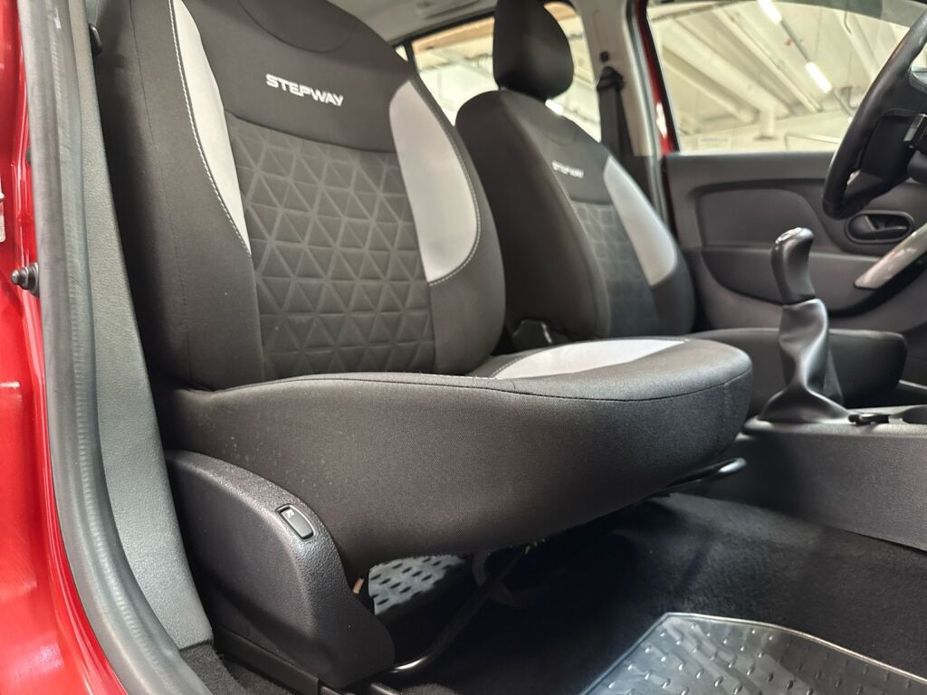 Dacia Sandero 2015 Punainen