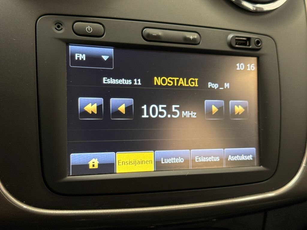 Dacia Sandero 2015 Punainen