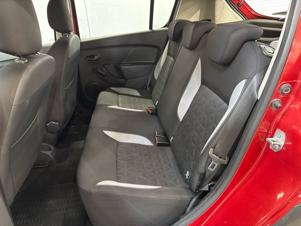 Dacia Sandero 2015 Punainen