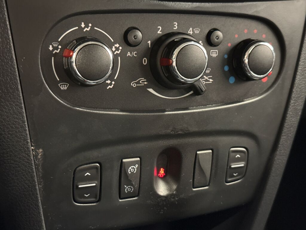 Dacia Sandero 2015 Punainen