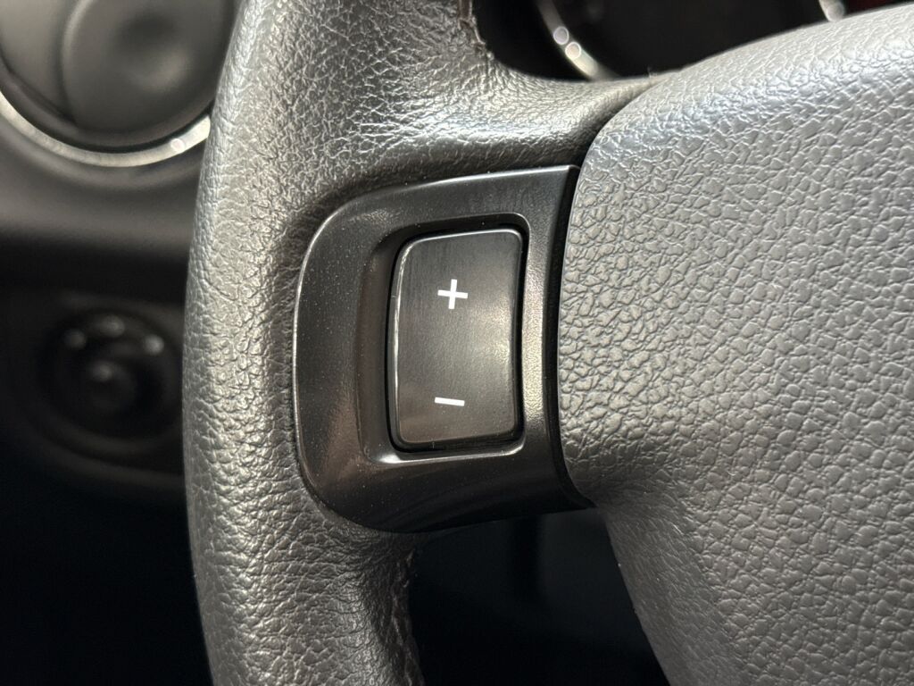 Dacia Sandero 2015 Punainen