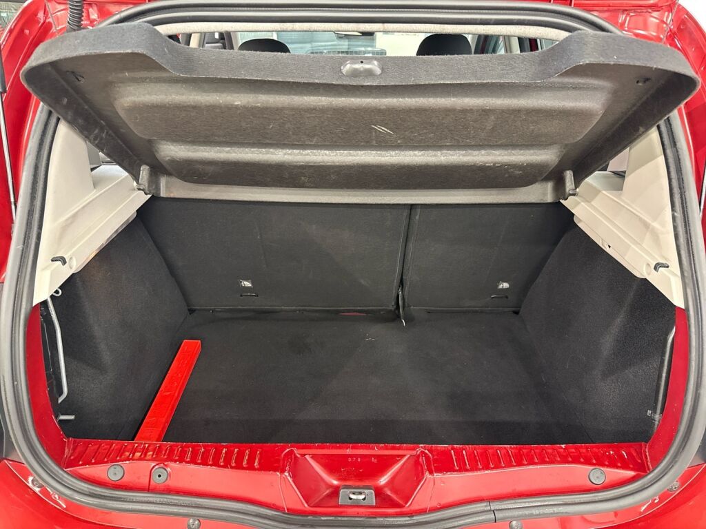 Dacia Sandero 2015 Punainen